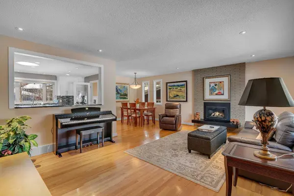 5411 Ladbrooke DR SW, Calgary, AB T3E 5X9