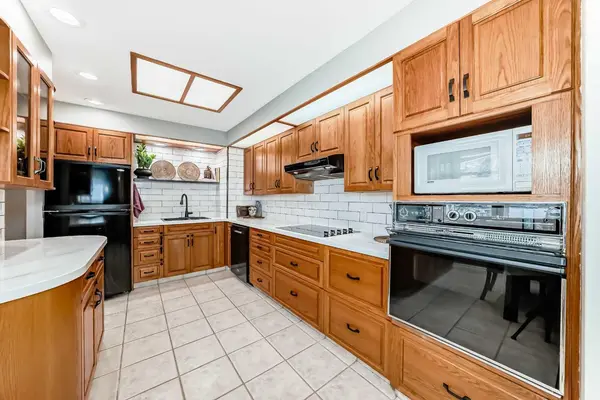 8043 Elbow DR SW, Calgary, AB T2V 1K5