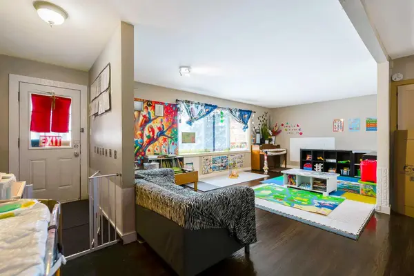 3131 33 ST SW, Calgary, AB T3E 2V1