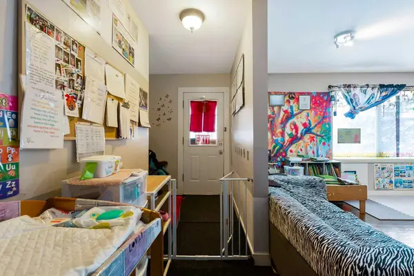 3131 33 ST SW, Calgary, AB T3E 2V1