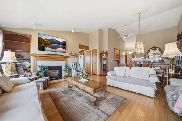 44 Edgeland Close NW, Calgary, AB T3A 3B1