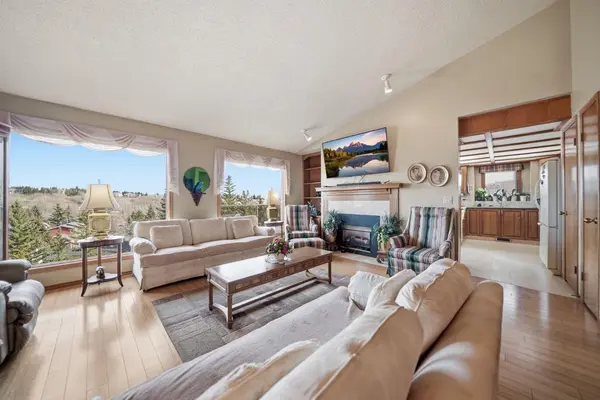 44 Edgeland Close NW, Calgary, AB T3A 3B1