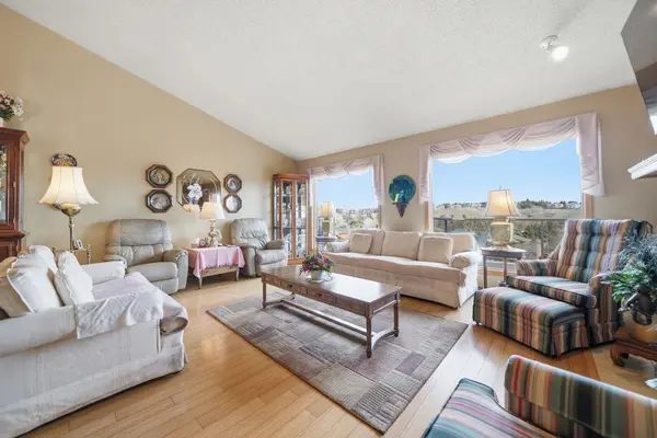 44 Edgeland Close NW, Calgary, AB T3A 3B1