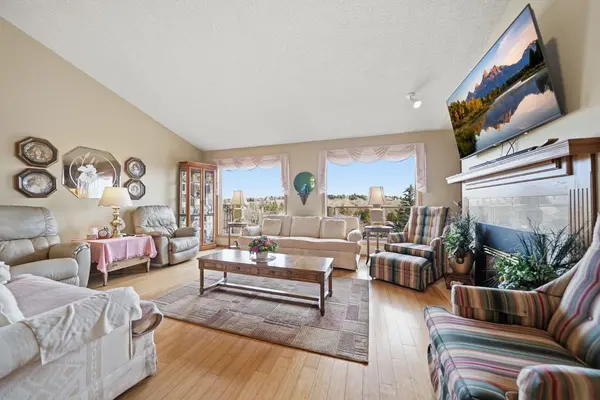 44 Edgeland Close NW, Calgary, AB T3A 3B1