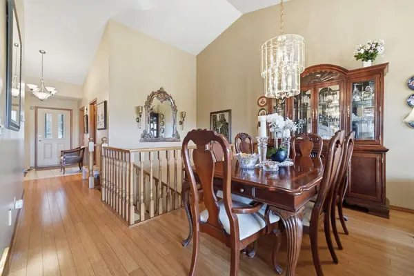 44 Edgeland Close NW, Calgary, AB T3A 3B1