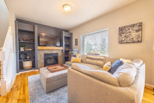 720 Willowbrook RD NW #102, Airdrie, AB T4B 2Y9