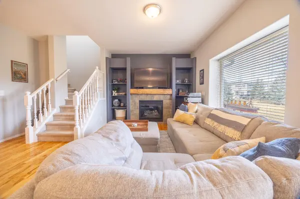 720 Willowbrook RD NW #102, Airdrie, AB T4B 2Y9