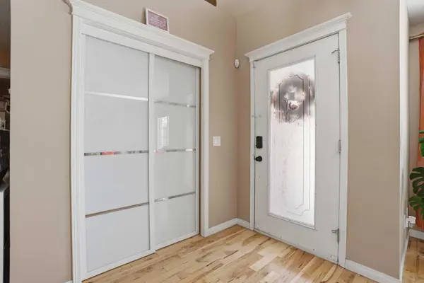 5221 Coral Shores DR NE, Calgary, AB T3J 3J7