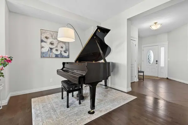 122 Springbluff BLVD SW, Calgary, AB T3H4V3