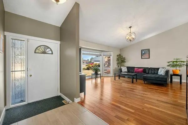 44 Deerbrook CRES SE, Calgary, AB T2J 6G3