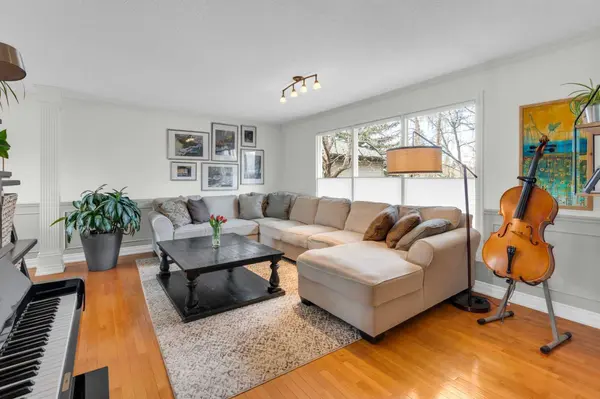 356 Cannington PL SW, Calgary, AB T2W1Z9