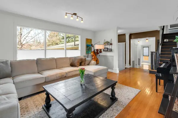 356 Cannington PL SW, Calgary, AB T2W1Z9