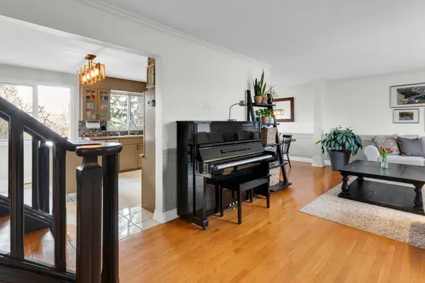 356 Cannington PL SW, Calgary, AB T2W1Z9