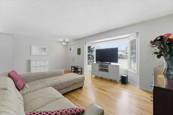 140 Waterloo DR SW, Calgary, AB T3C 3G3