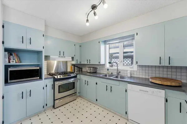 140 Waterloo DR SW, Calgary, AB T3C 3G3