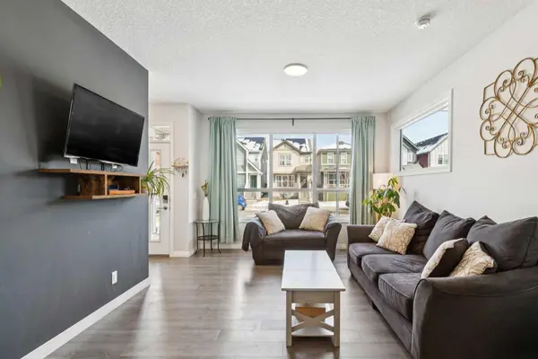 69 Lavender RD SE, Calgary, AB T3S 0C5