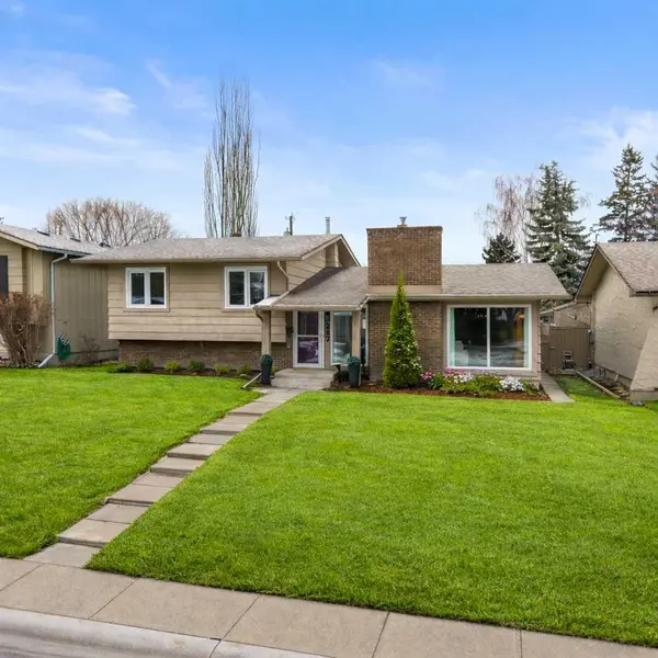 247 Parkwood Close SE, Calgary, AB T2J 3V8