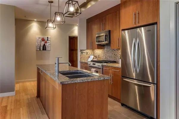 701 3 AVE SW #204, Calgary, AB T2P 5R3