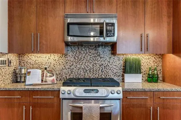 701 3 AVE SW #204, Calgary, AB T2P 5R3