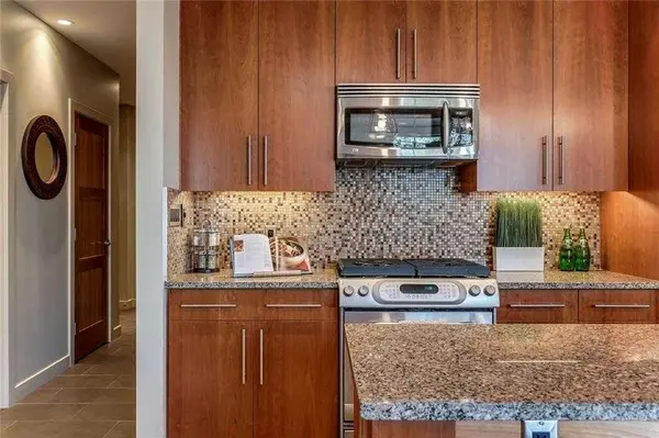 701 3 AVE SW #204, Calgary, AB T2P 5R3