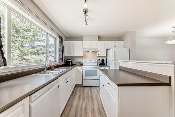 252 Prestwick Acres LN SE, Calgary, AB T2Z 3Y2