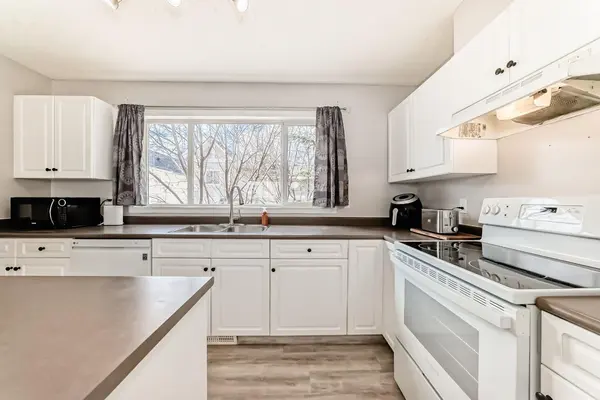 252 Prestwick Acres LN SE, Calgary, AB T2Z 3Y2