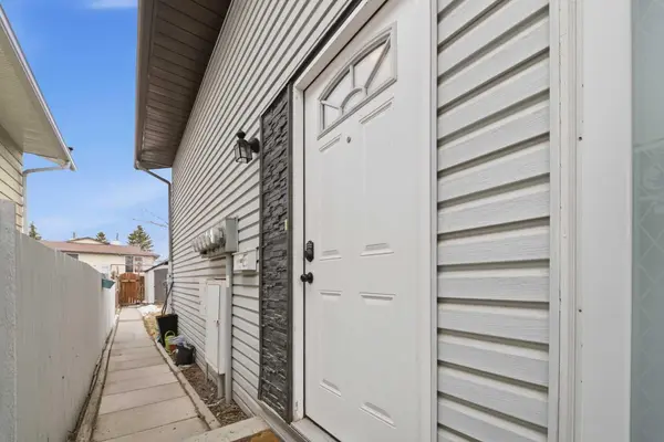 1407 44 ST SE #A, Calgary, AB T2A5E6