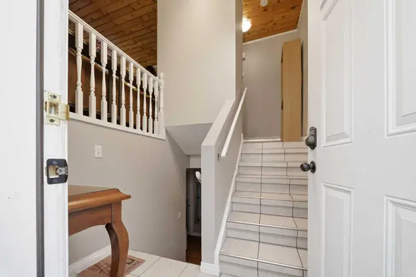 1407 44 ST SE #A, Calgary, AB T2A5E6