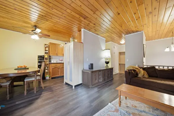 1407 44 ST SE #A, Calgary, AB T2A5E6