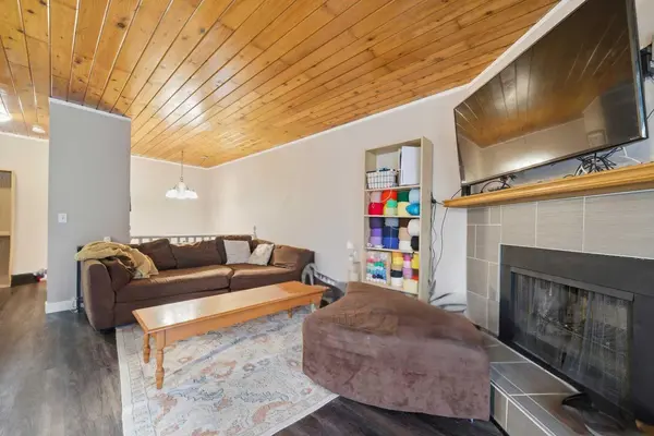 1407 44 ST SE #A, Calgary, AB T2A5E6