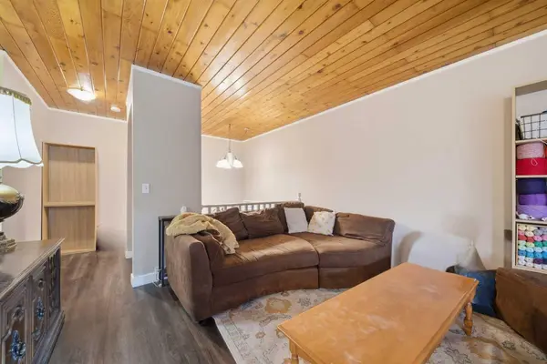 1407 44 ST SE #A, Calgary, AB T2A5E6