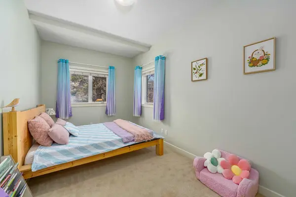 808 4 ST NE #1, Calgary, AB T2E 3T1