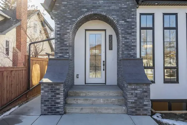 2207 26a ST SW, Calgary, AB T3E 2C2