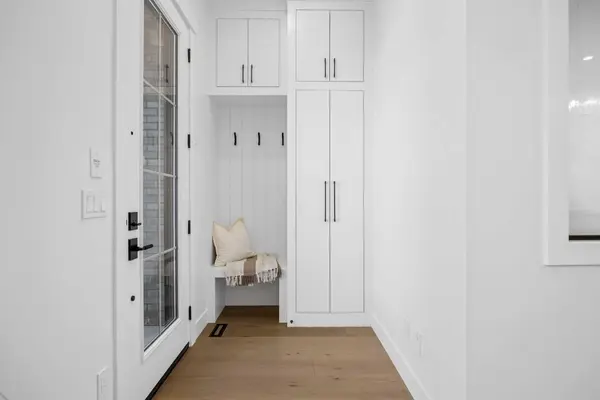 2207 26a ST SW, Calgary, AB T3E 2C2