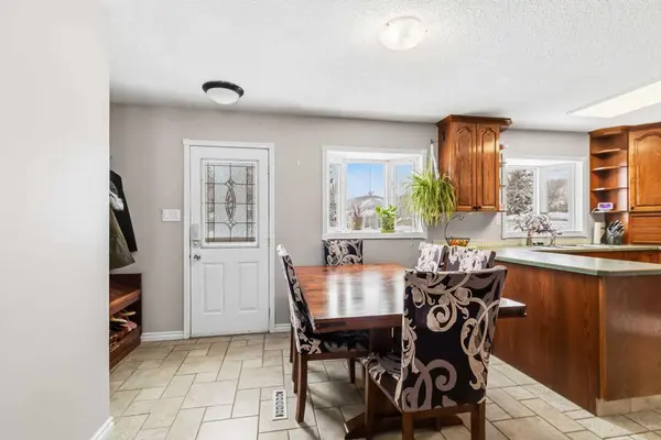 18 Clark CRES, Fort Mcmurray, AB T9H 1M8