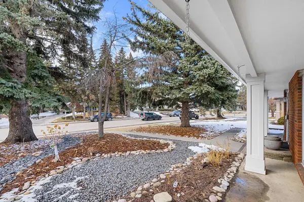 736 Lake Bonavista DR SE, Calgary, AB T2J 0N1