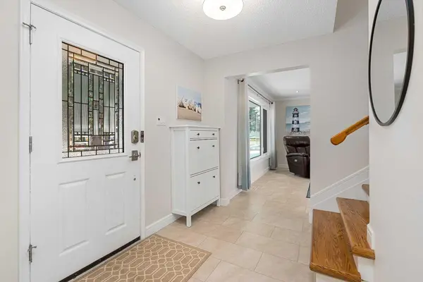 736 Lake Bonavista DR SE, Calgary, AB T2J 0N1