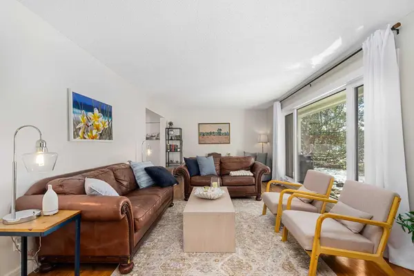 736 Lake Bonavista DR SE, Calgary, AB T2J 0N1