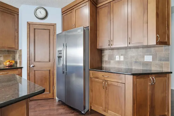 512 Panatella SQ NW, Calgary, AB T3K 0T5