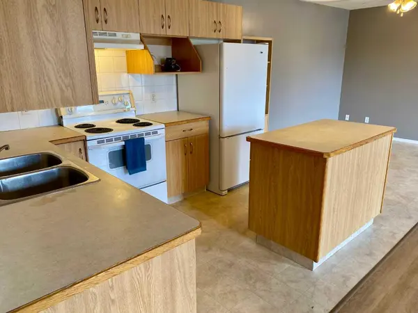 5 Tartan BLVD W #4, Lethbridge, AB T1J 4Y5