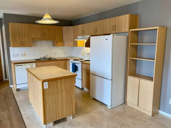 5 Tartan BLVD W #4, Lethbridge, AB T1J 4Y5