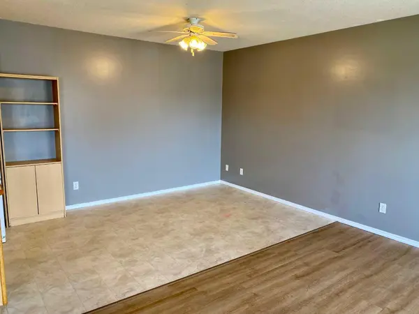 5 Tartan BLVD W #4, Lethbridge, AB T1J 4Y5