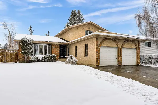 511 Woodpark CRES SW, Calgary, AB T2W 2S1