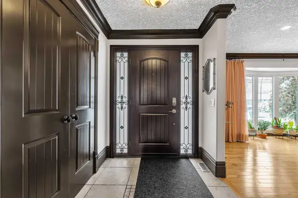 511 Woodpark CRES SW, Calgary, AB T2W 2S1