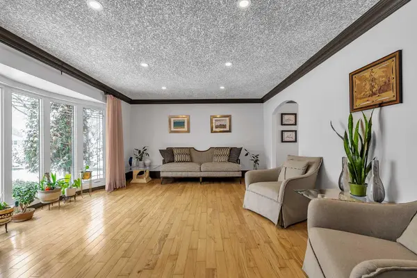 511 Woodpark CRES SW, Calgary, AB T2W 2S1