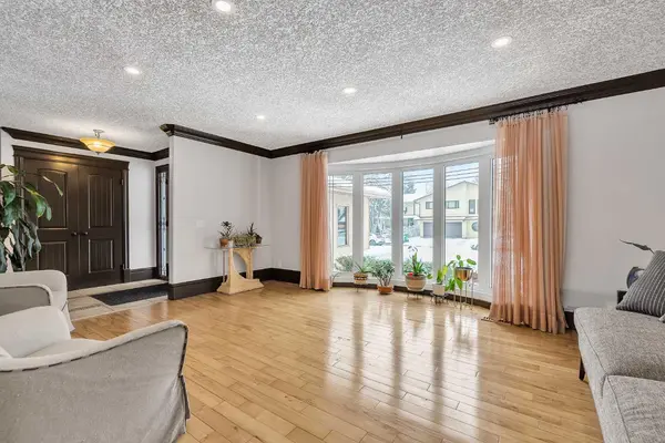 511 Woodpark CRES SW, Calgary, AB T2W 2S1