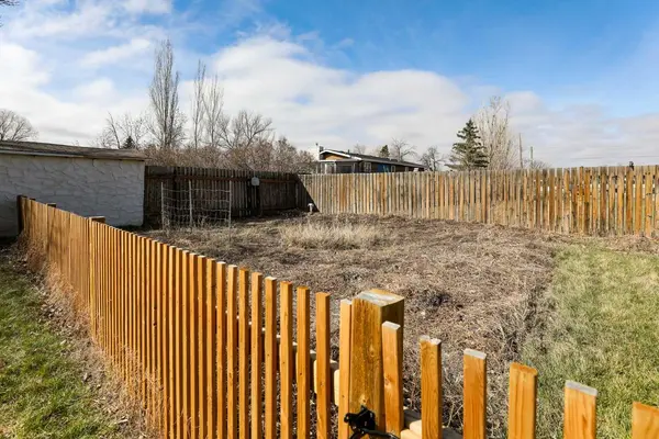 174 S 2 ST W, Magrath, AB T0K 1J0