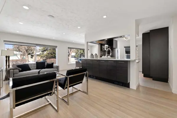 38 Westwood DR SW, Calgary, AB T3C2V7