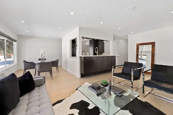 38 Westwood DR SW, Calgary, AB T3C2V7