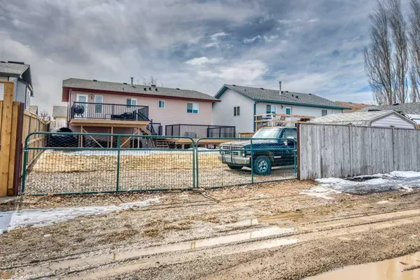 1905 Strathcona TER, Strathmore, AB T1P 1S1